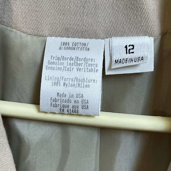 NWOT Trench Coat size 12 ladies lined with belt and many pockets made in USA - Picture 4 of 7